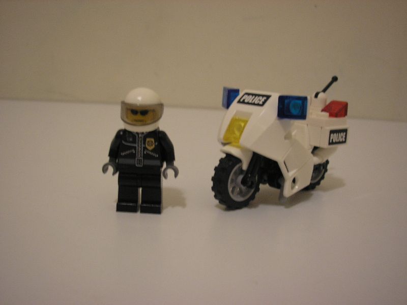 02_policeman_and_motorcycle.jpg