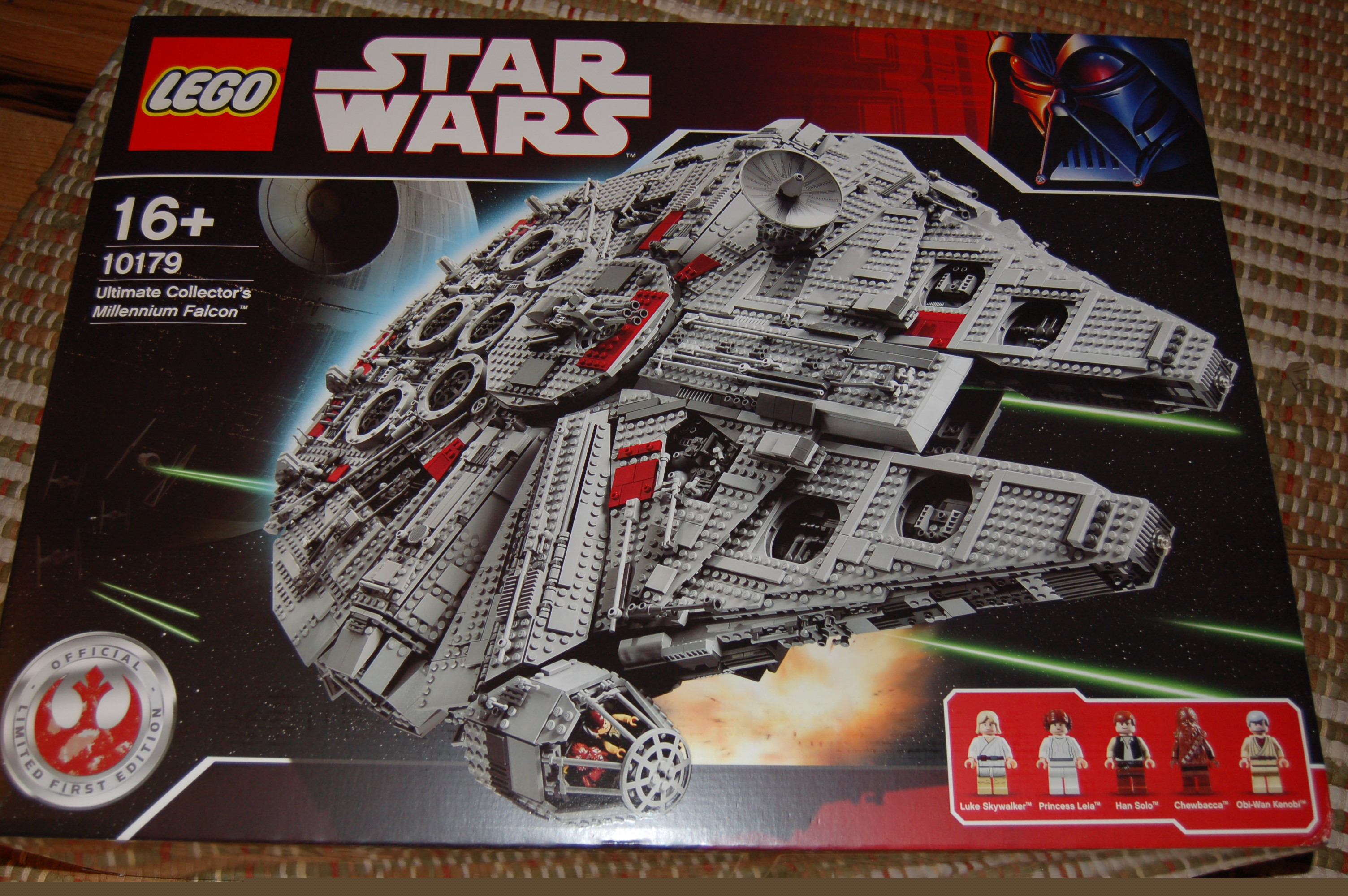 10179_millennium_falcon_1.jpg