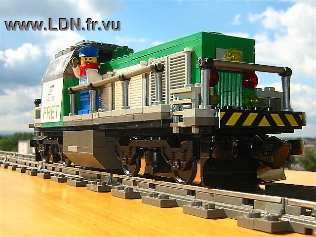 00100lego-fret-loco3-avant-droit.jpg