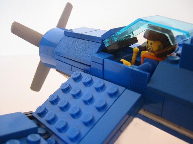 00079-lego-corsair-cockpit-ouvert-gros-plan-640x480.jpg