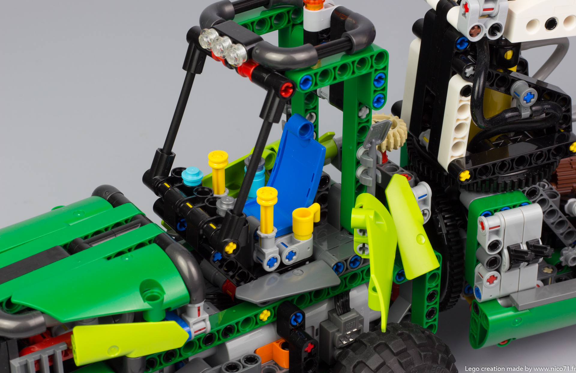 lego-technic-42080-model-c-forwarder-10.jpg