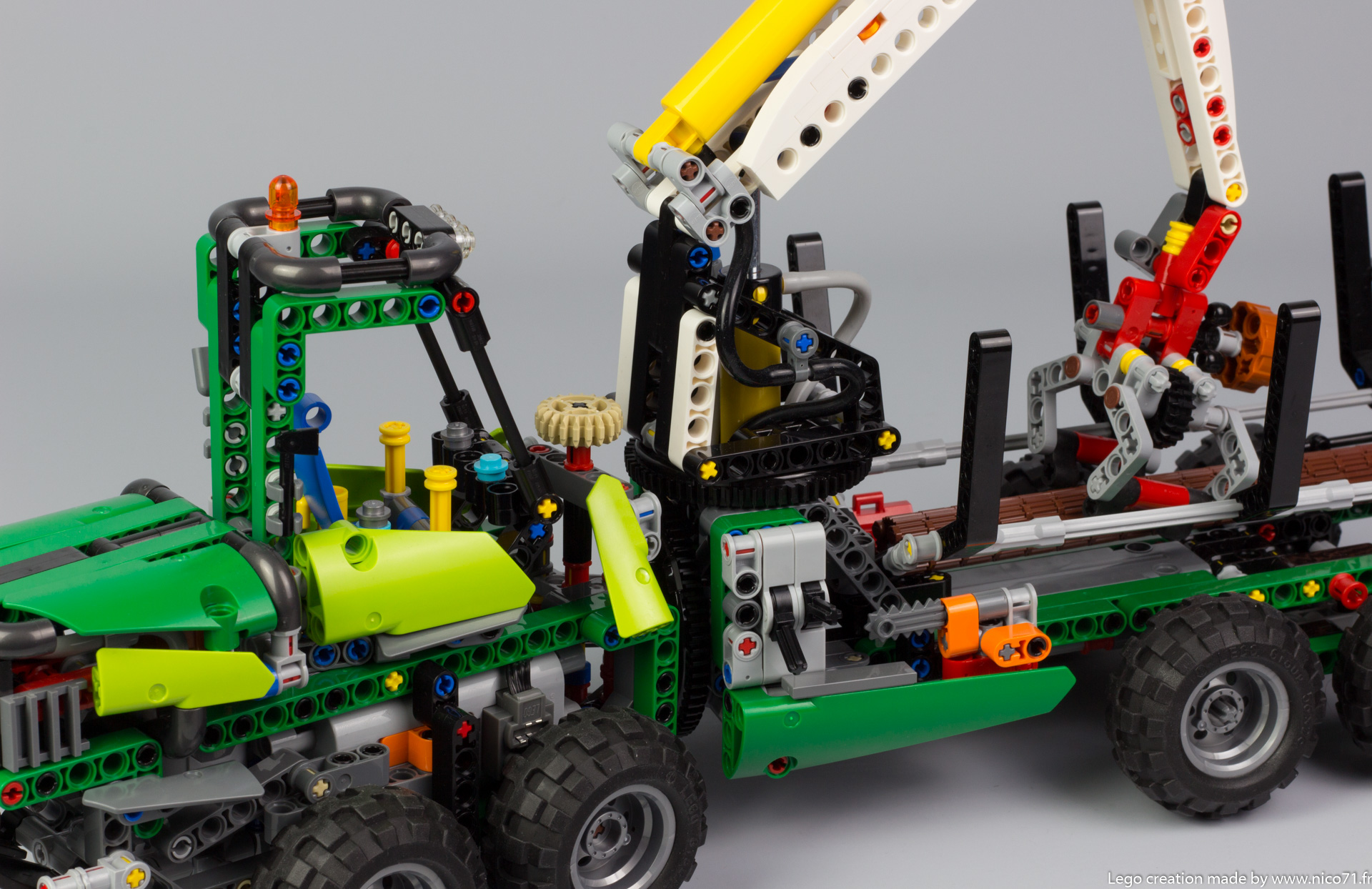 lego-technic-42080-model-c-forwarder-18.jpg