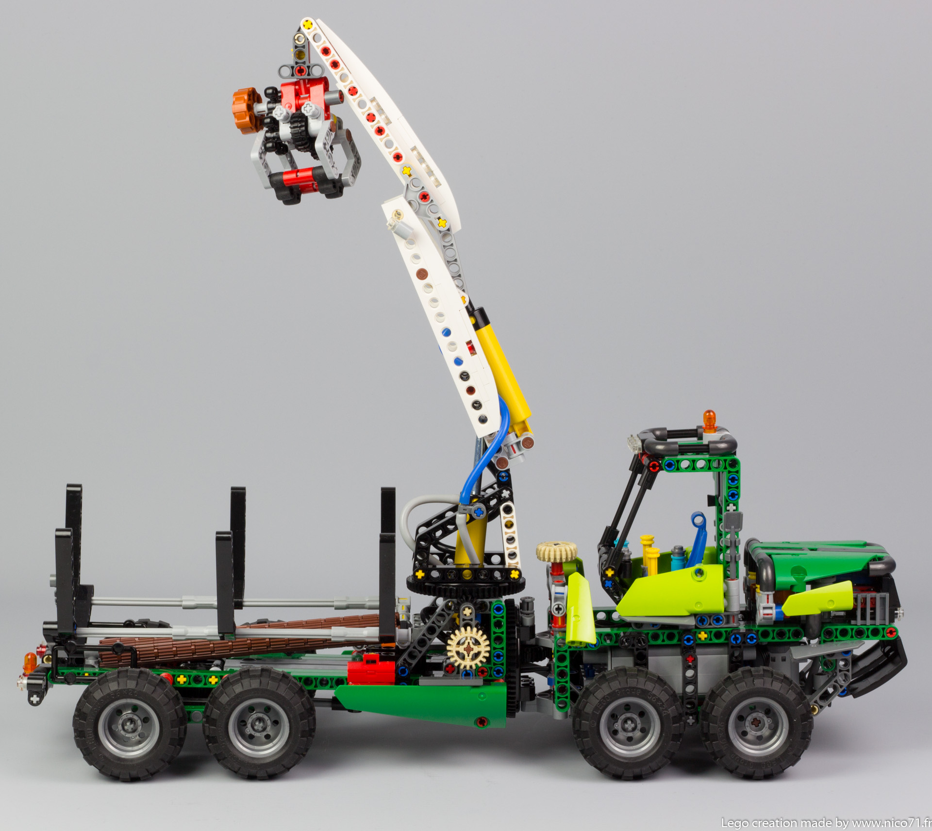 lego-technic-42080-model-c-forwarder-7.jpg