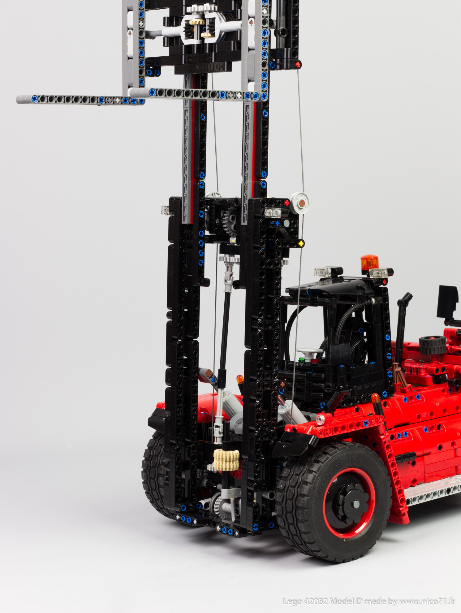 lego-42082-model-d-heavy-forklift-13.jpg