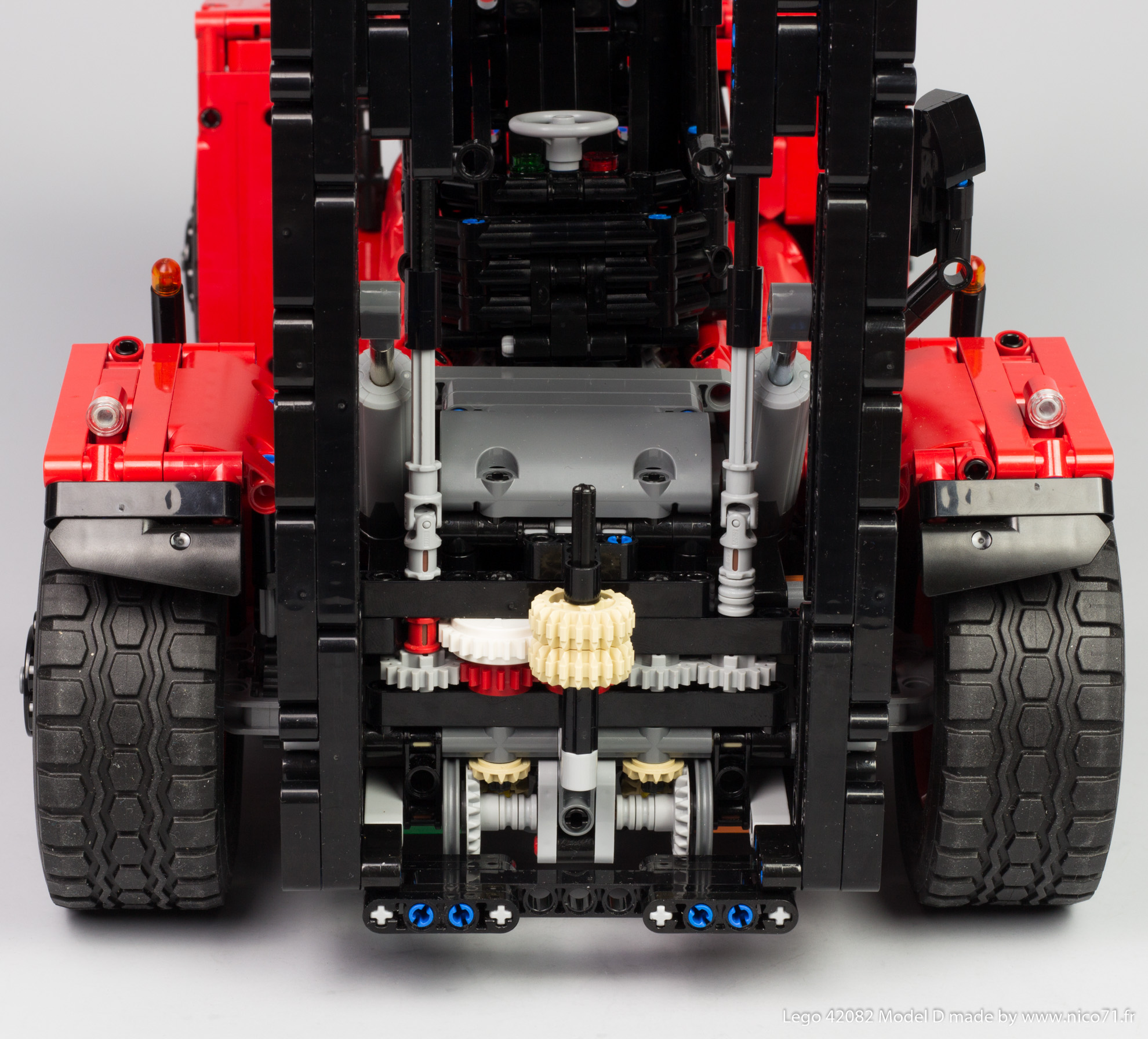 lego-42082-model-d-heavy-forklift-14.jpg