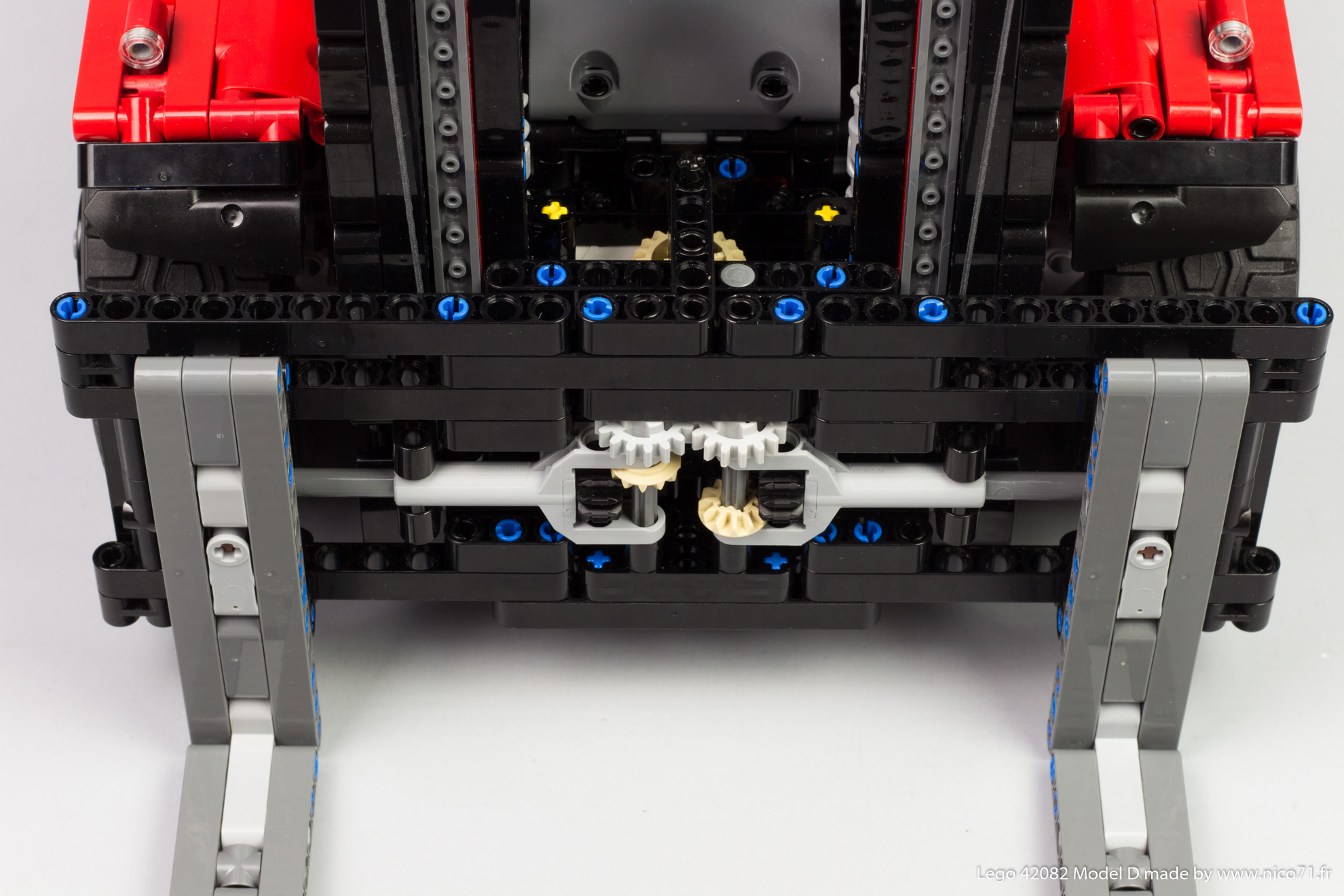 lego-42082-model-d-heavy-forklift-15.jpg