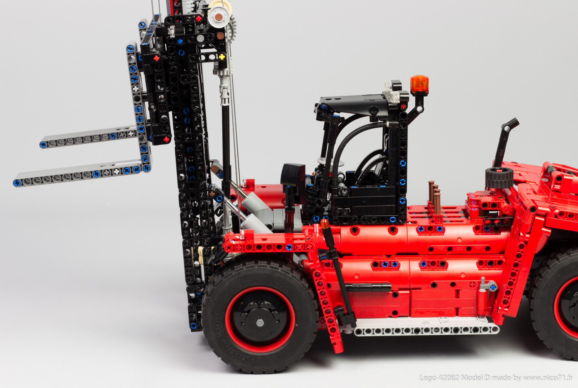 lego-42082-model-d-heavy-forklift-18.jpg