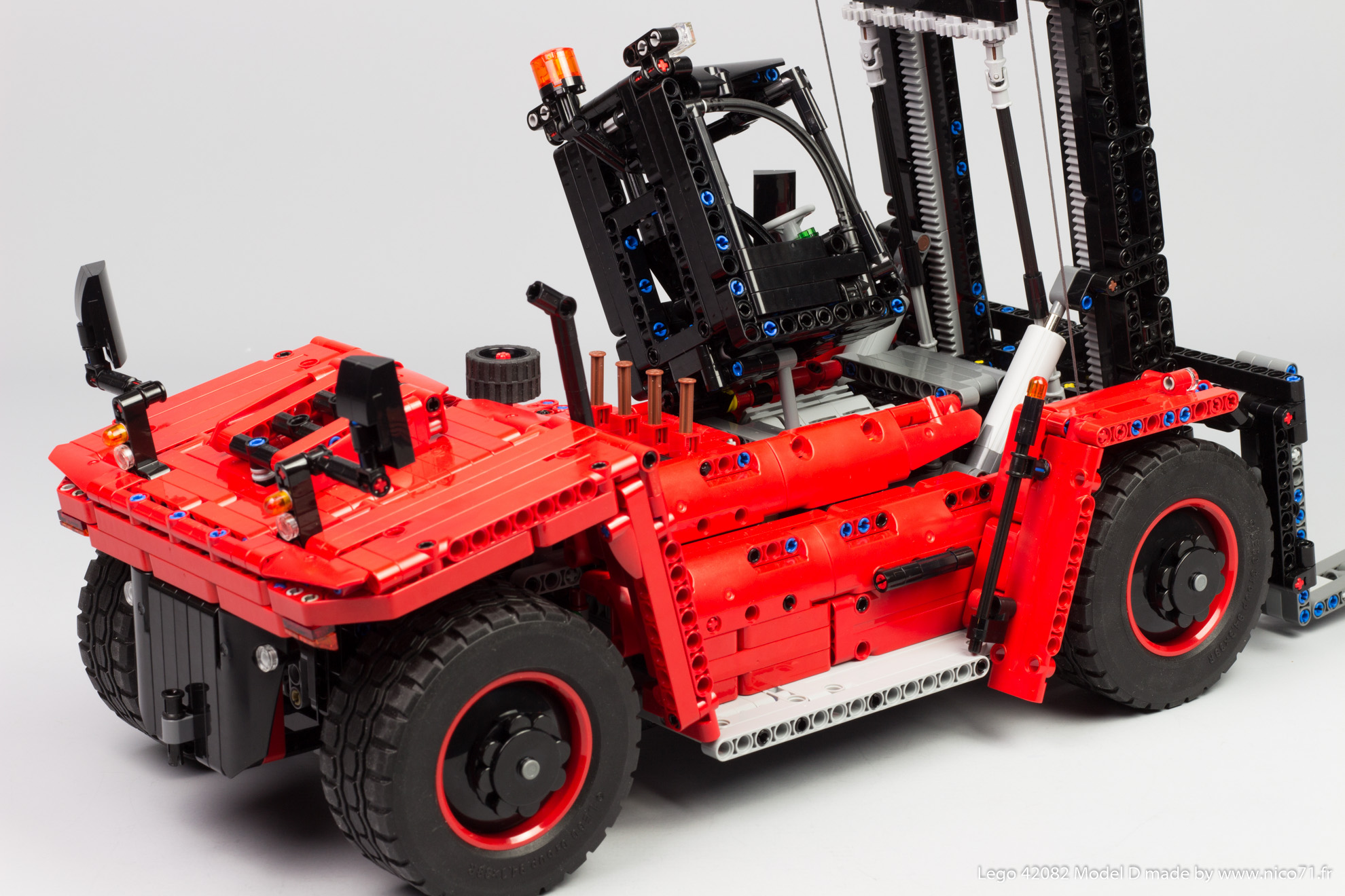 lego-42082-model-d-heavy-forklift-20.jpg