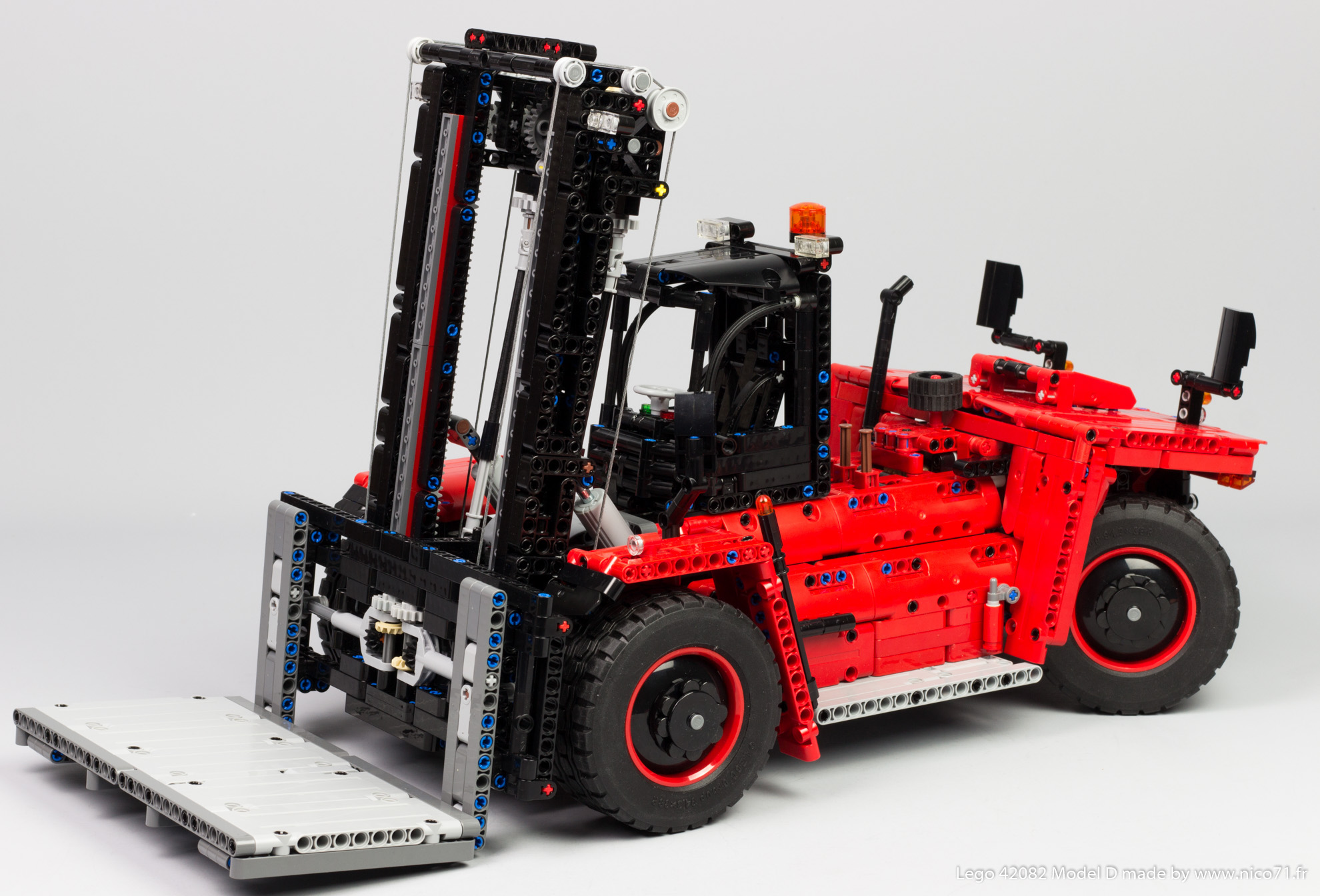 lego-42082-model-d-heavy-forklift-23.jpg