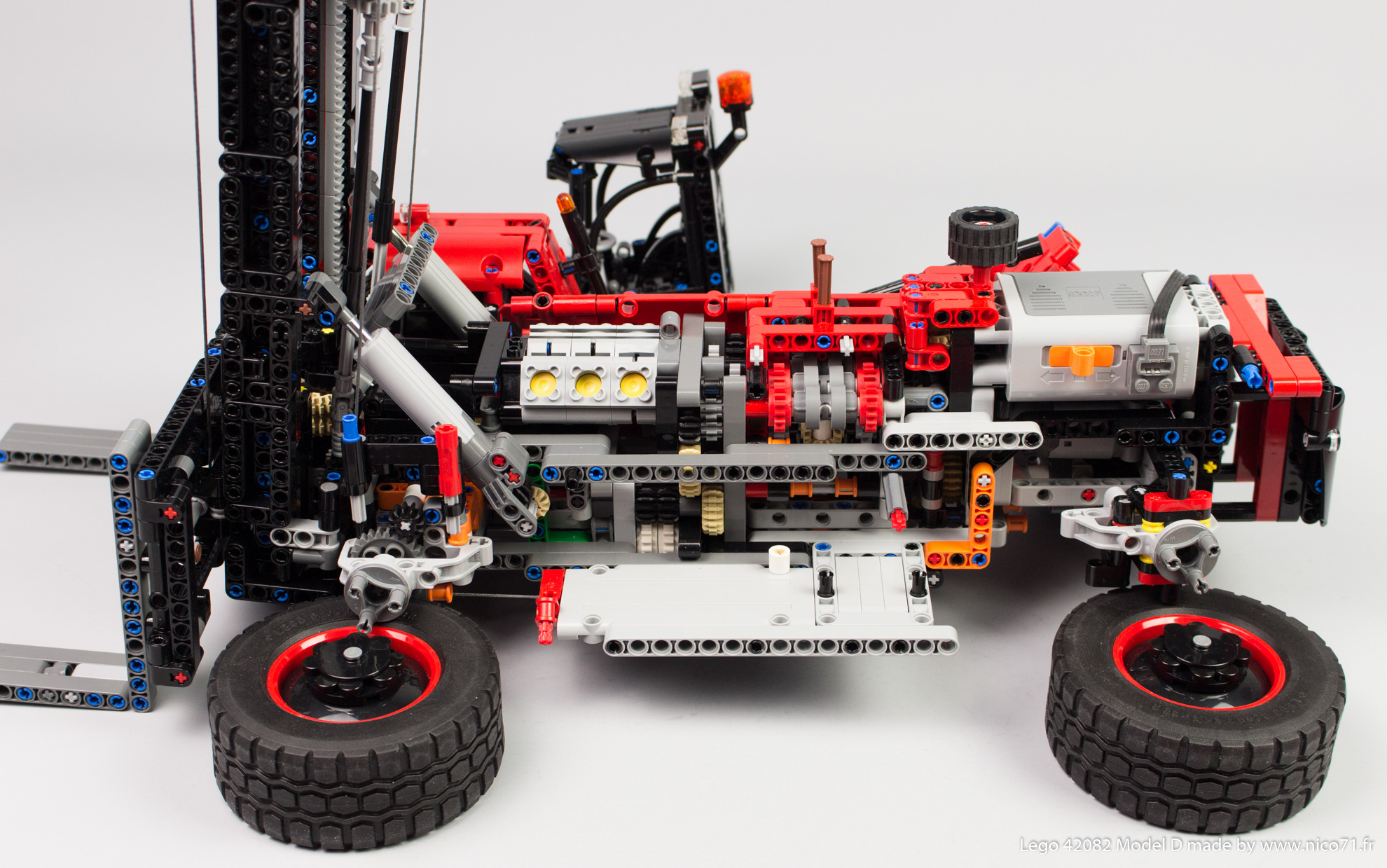 lego-42082-model-d-heavy-forklift-27.jpg