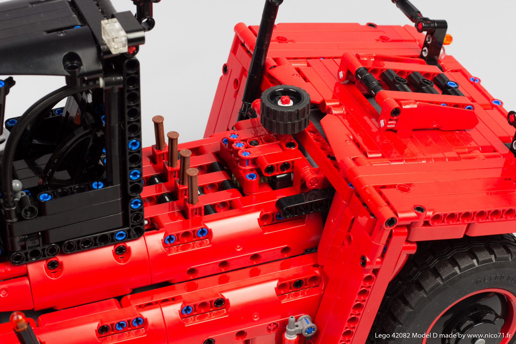 lego-42082-model-d-heavy-forklift-9.jpg
