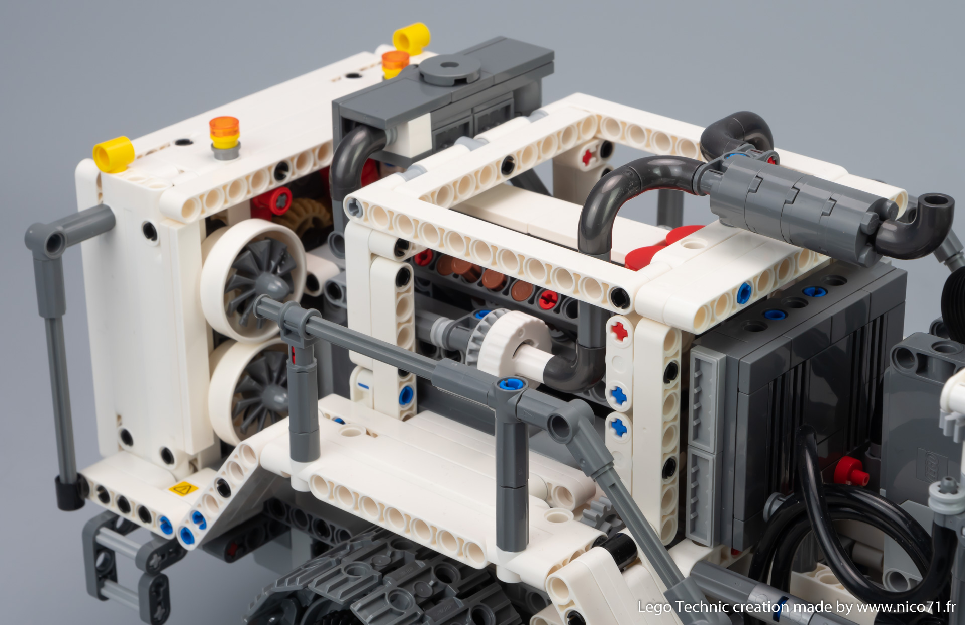 42100-model-b-vibroseis-tracked-vehicle14.jpg