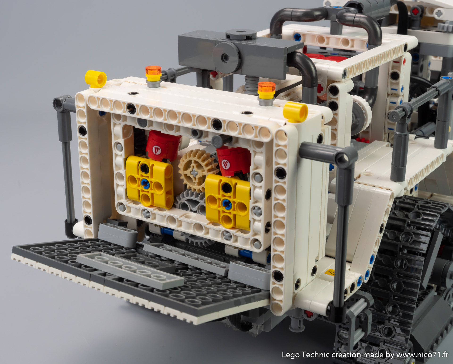 42100-model-b-vibroseis-tracked-vehicle15.jpg