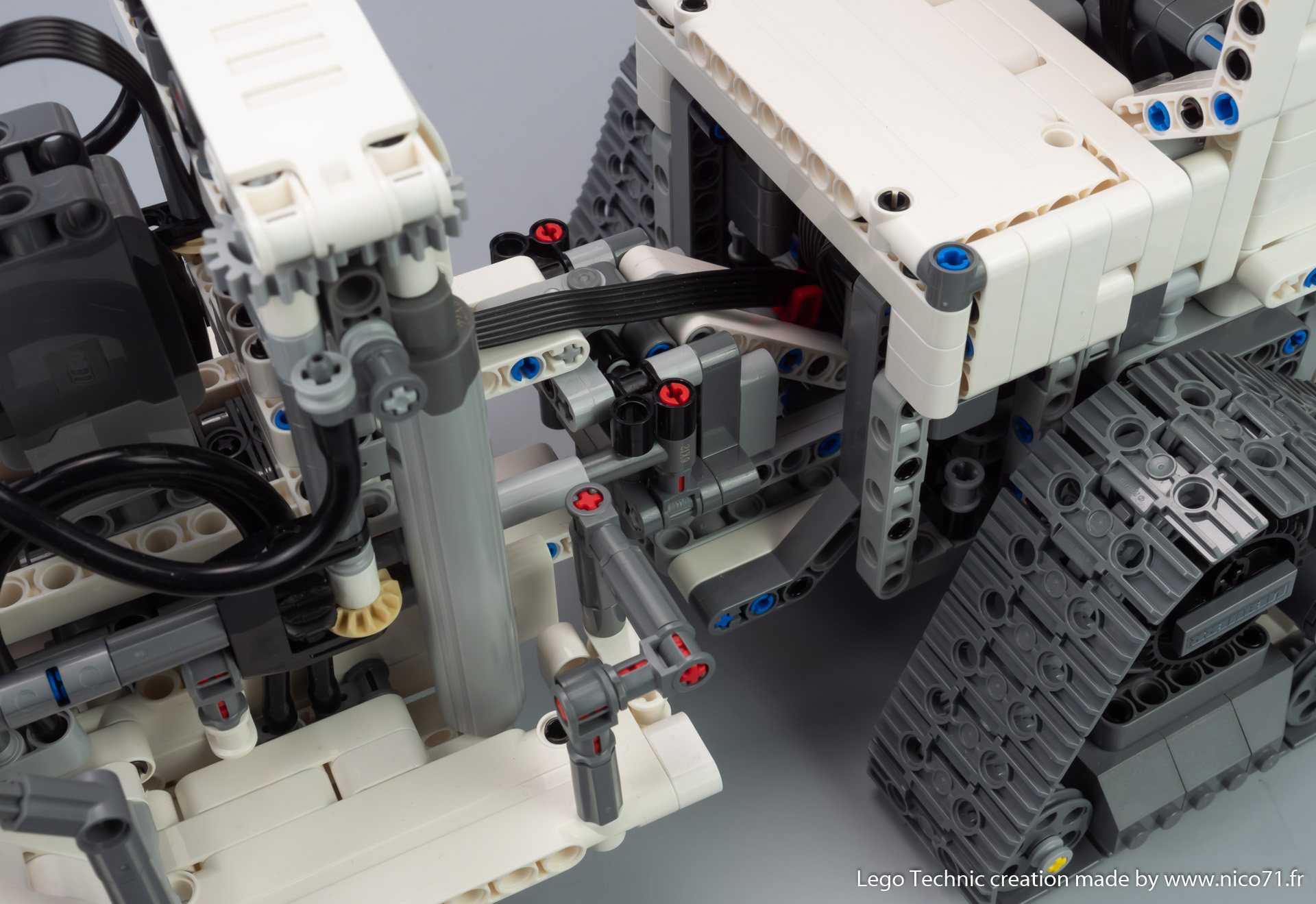 42100-model-b-vibroseis-tracked-vehicle16.jpg