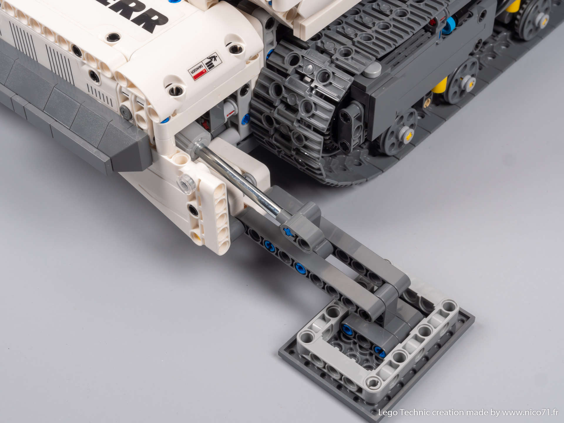 lego-42100-model-c-tracked_carrier-12.jpg