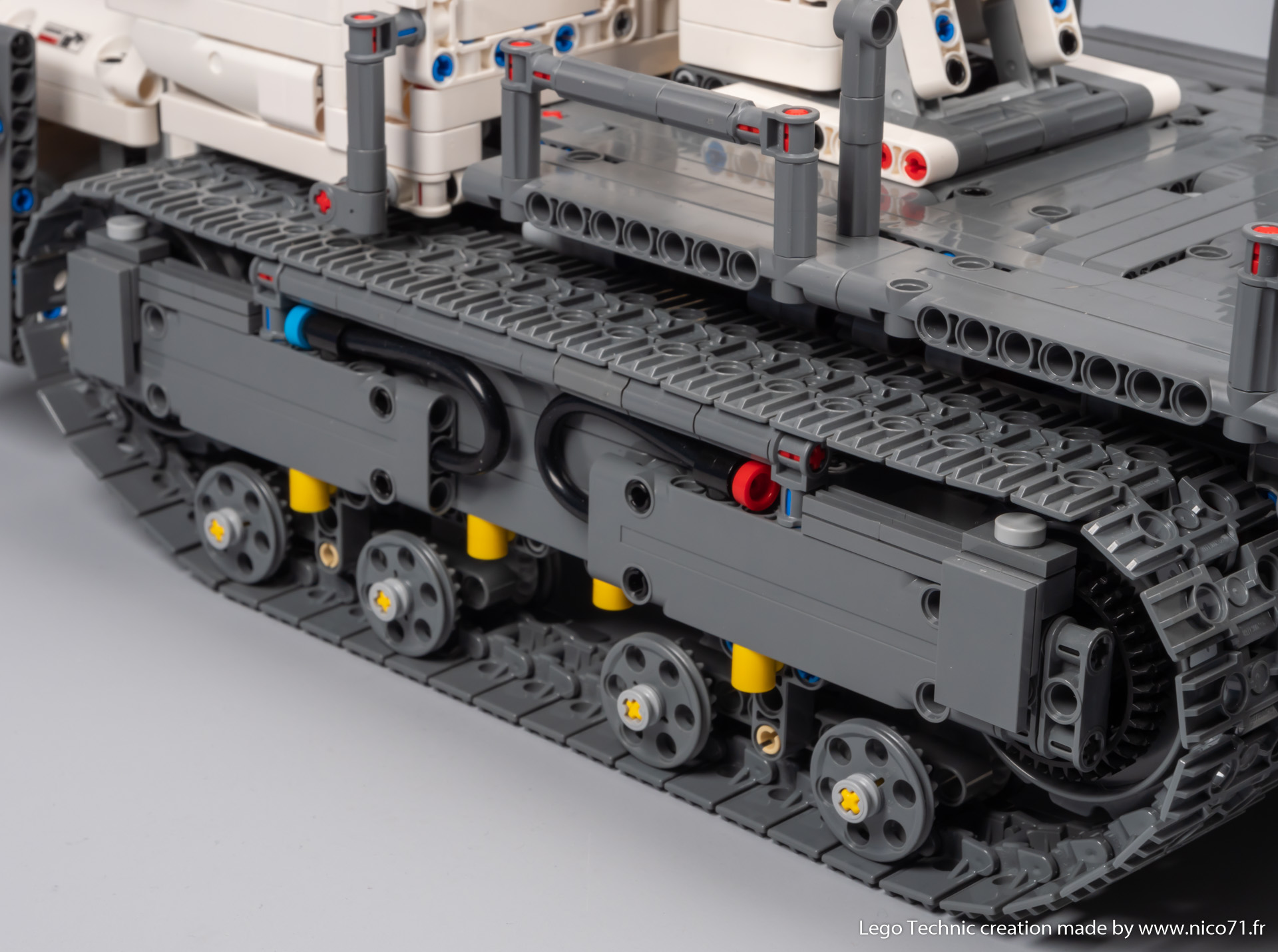 lego-42100-model-c-tracked_carrier-17.jpg