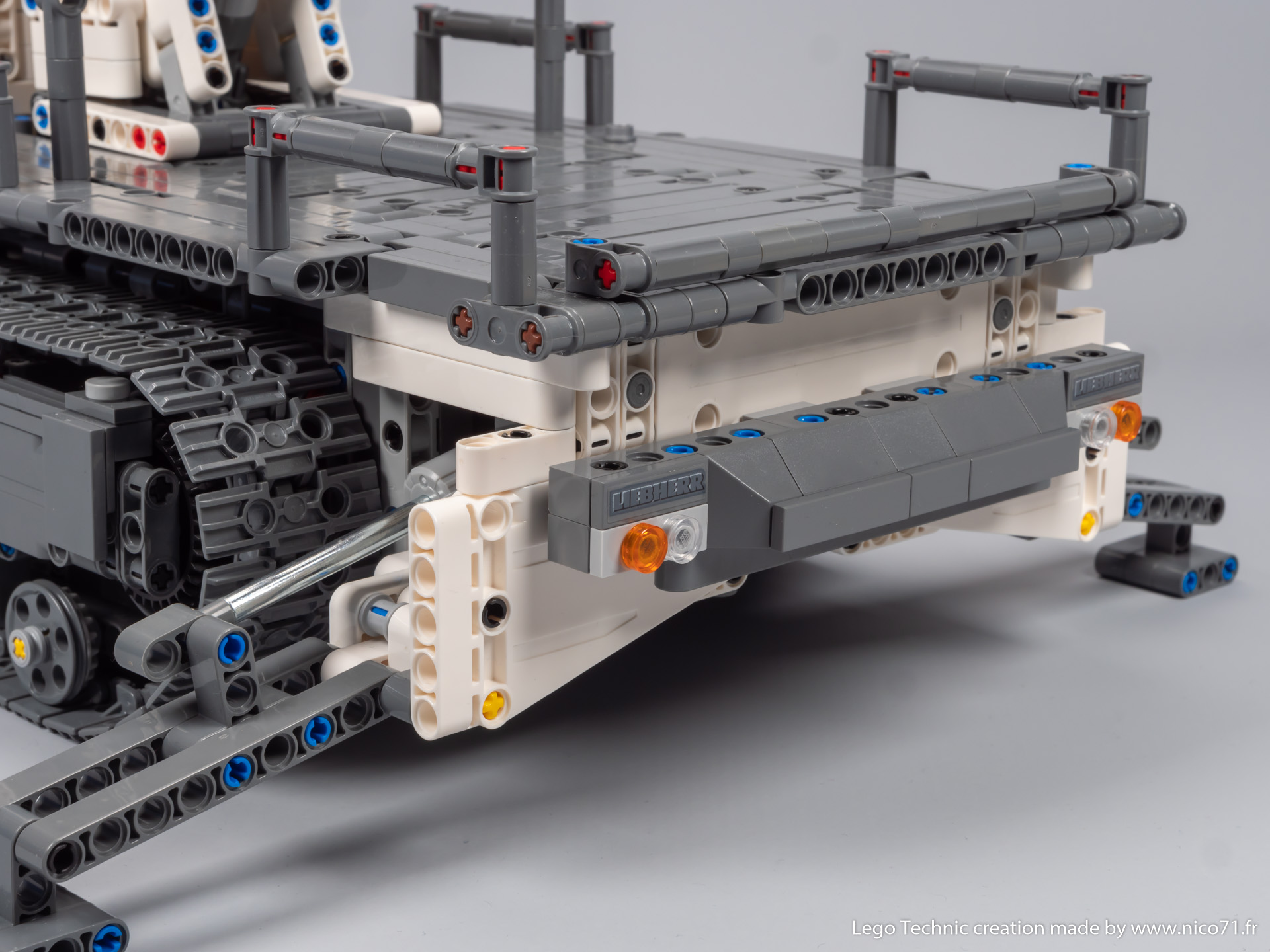 lego-42100-model-c-tracked_carrier-18.jpg