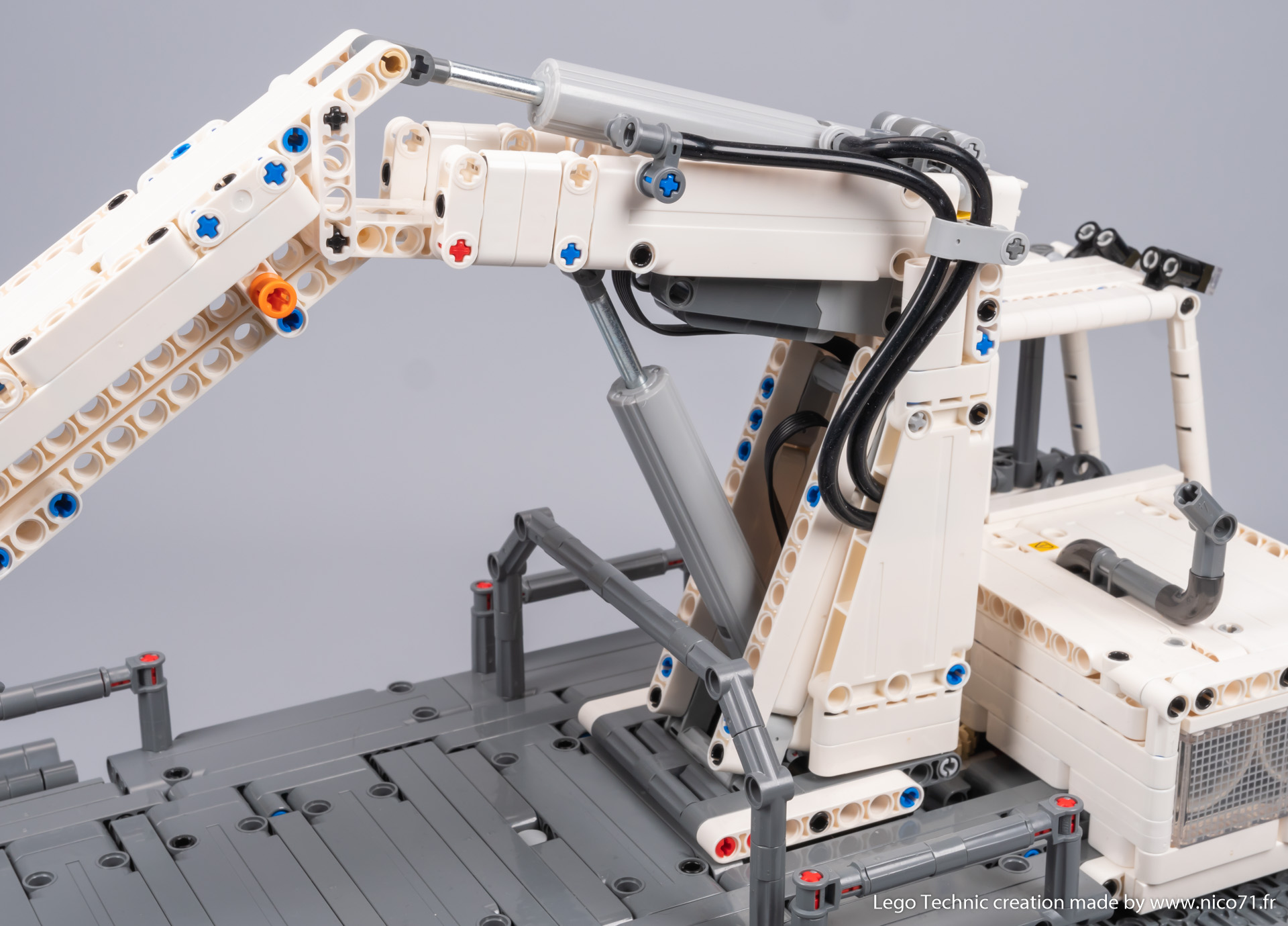 lego-42100-model-c-tracked_carrier-19.jpg