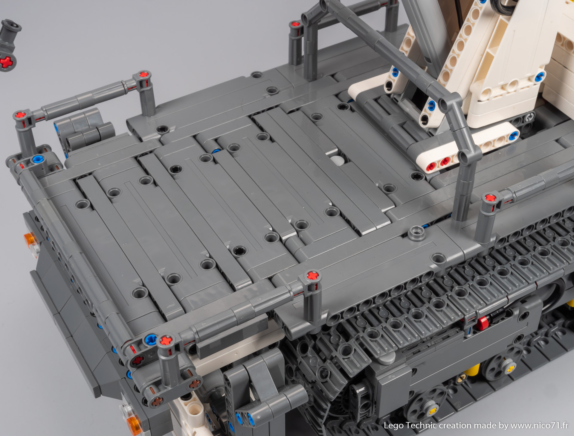lego-42100-model-c-tracked_carrier-20.jpg