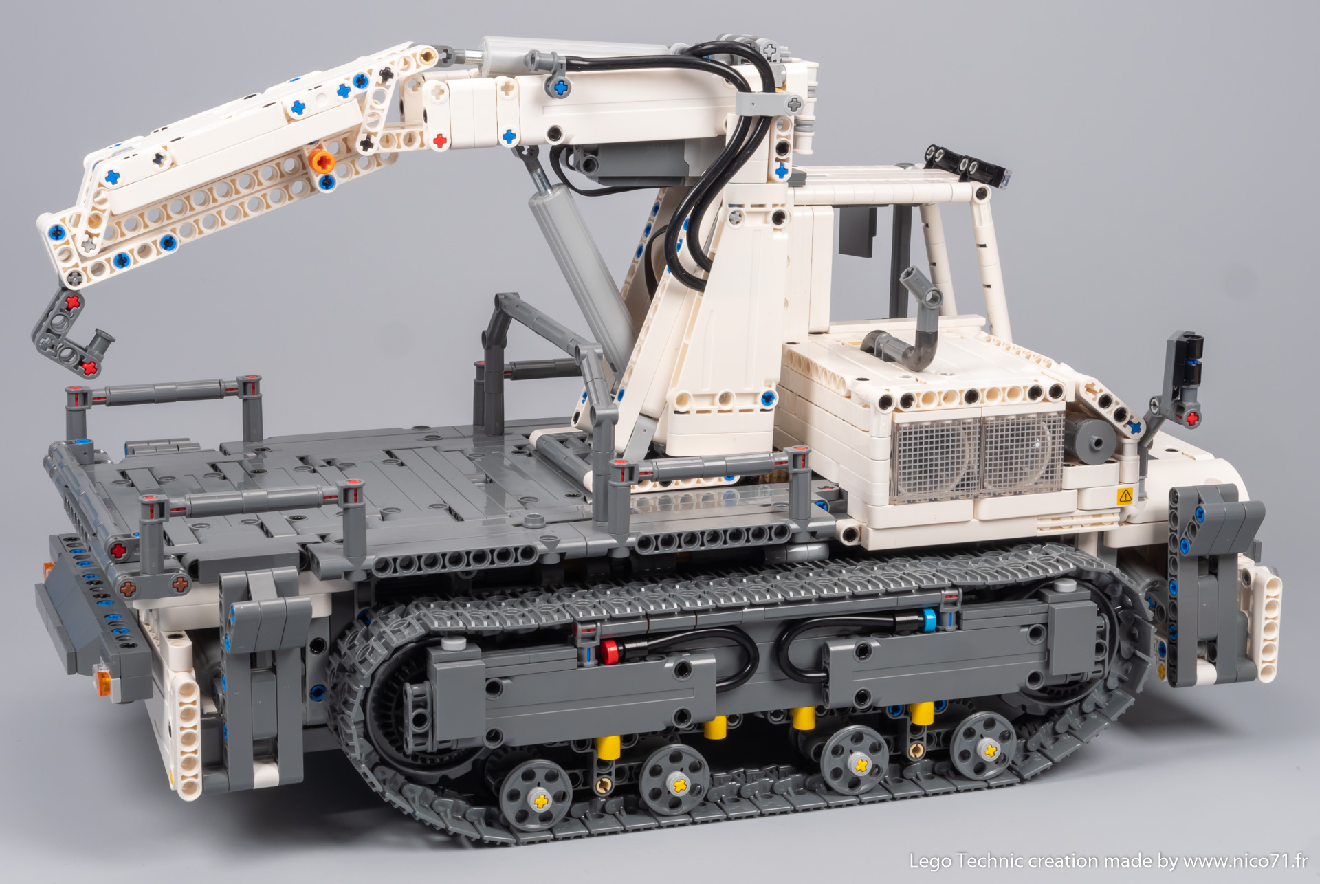 lego-42100-model-c-tracked_carrier-29.jpg