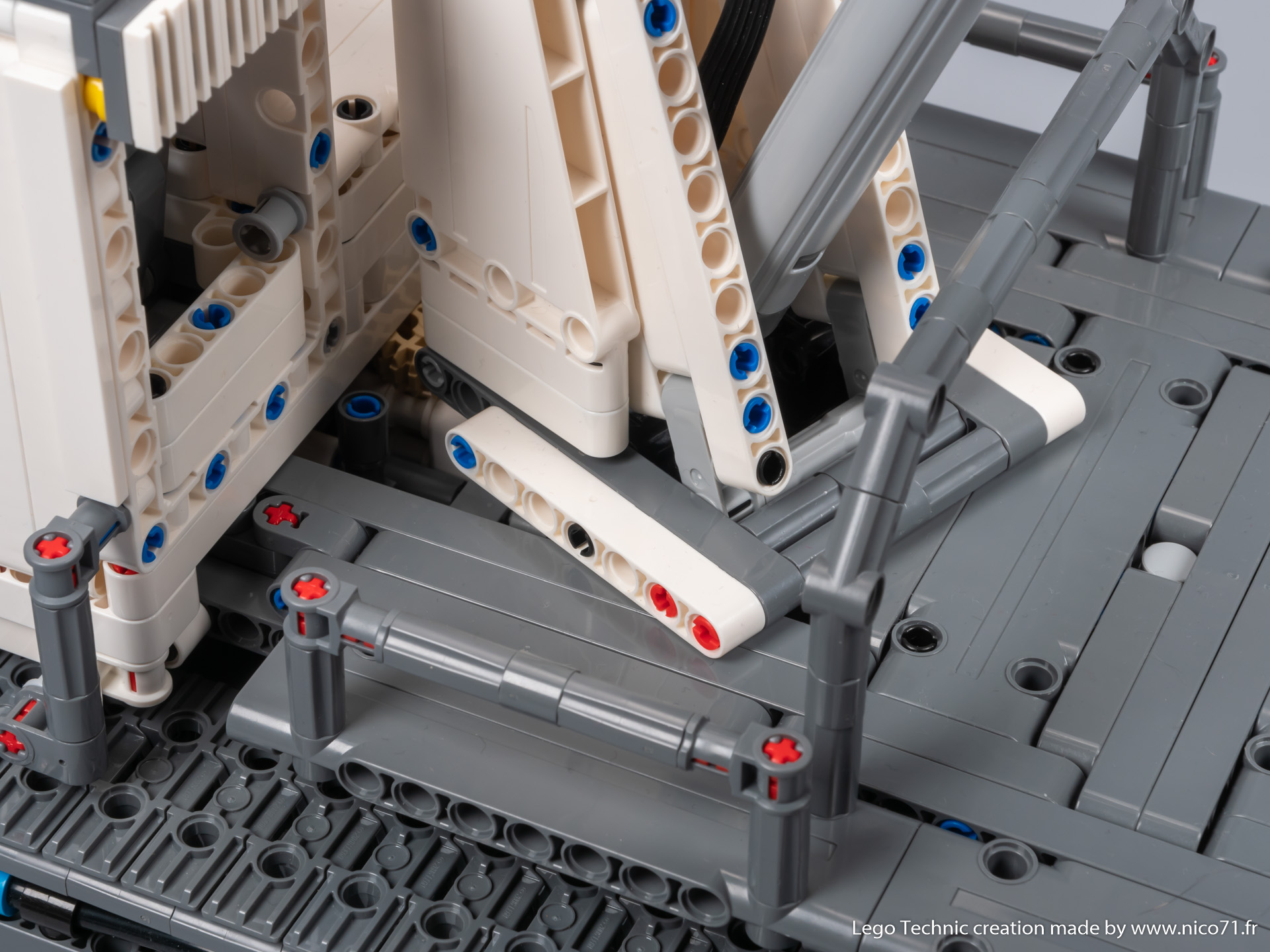 lego-42100-model-c-tracked_carrier-35.jpg