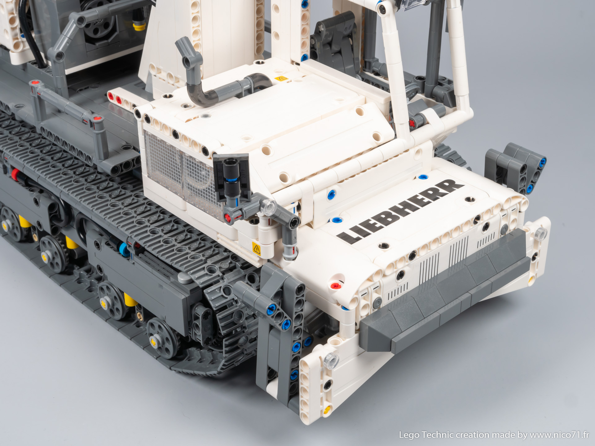 lego-42100-model-c-tracked_carrier-6.jpg