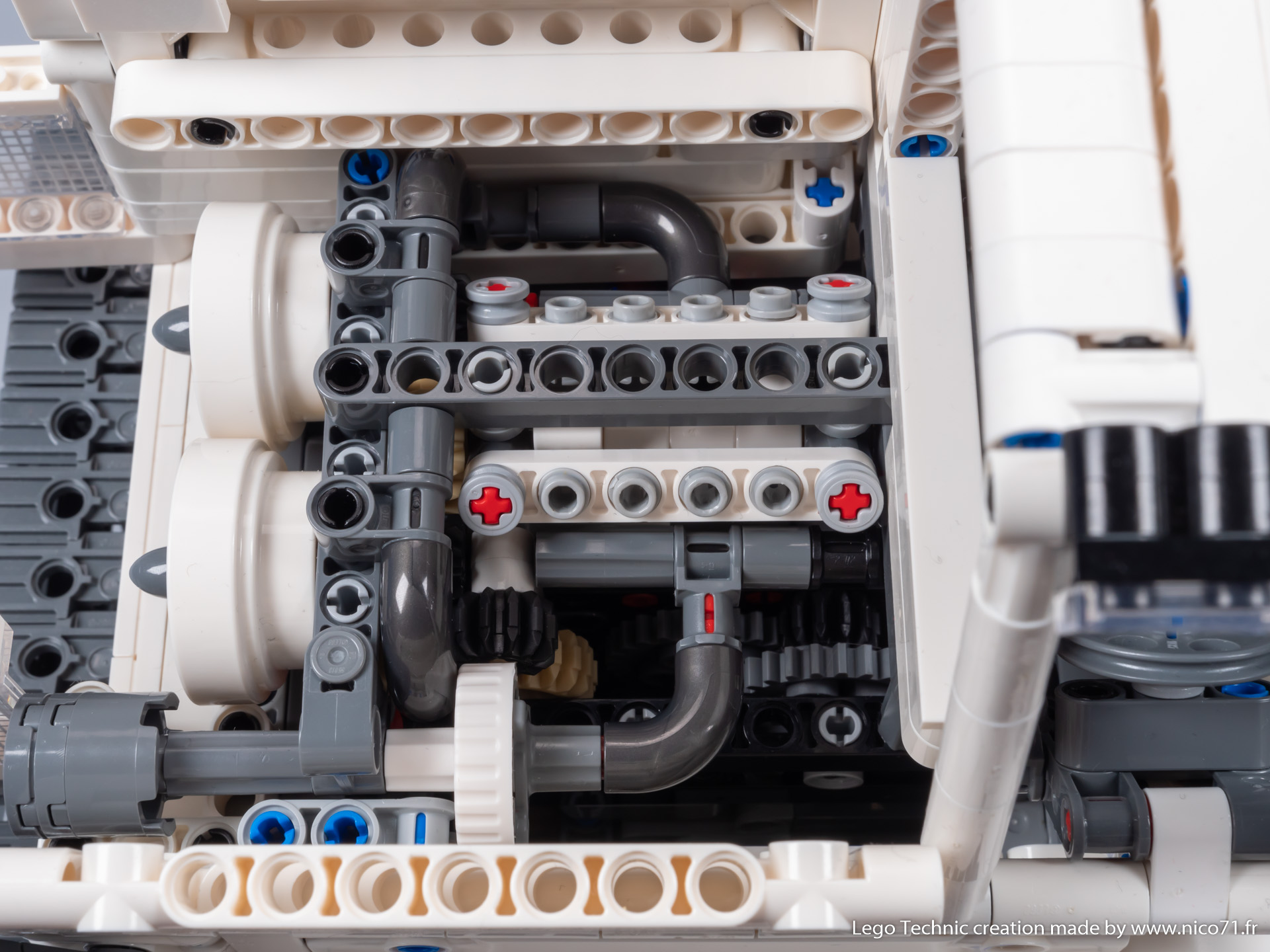lego-42100-model-c-tracked_carrier-8.jpg