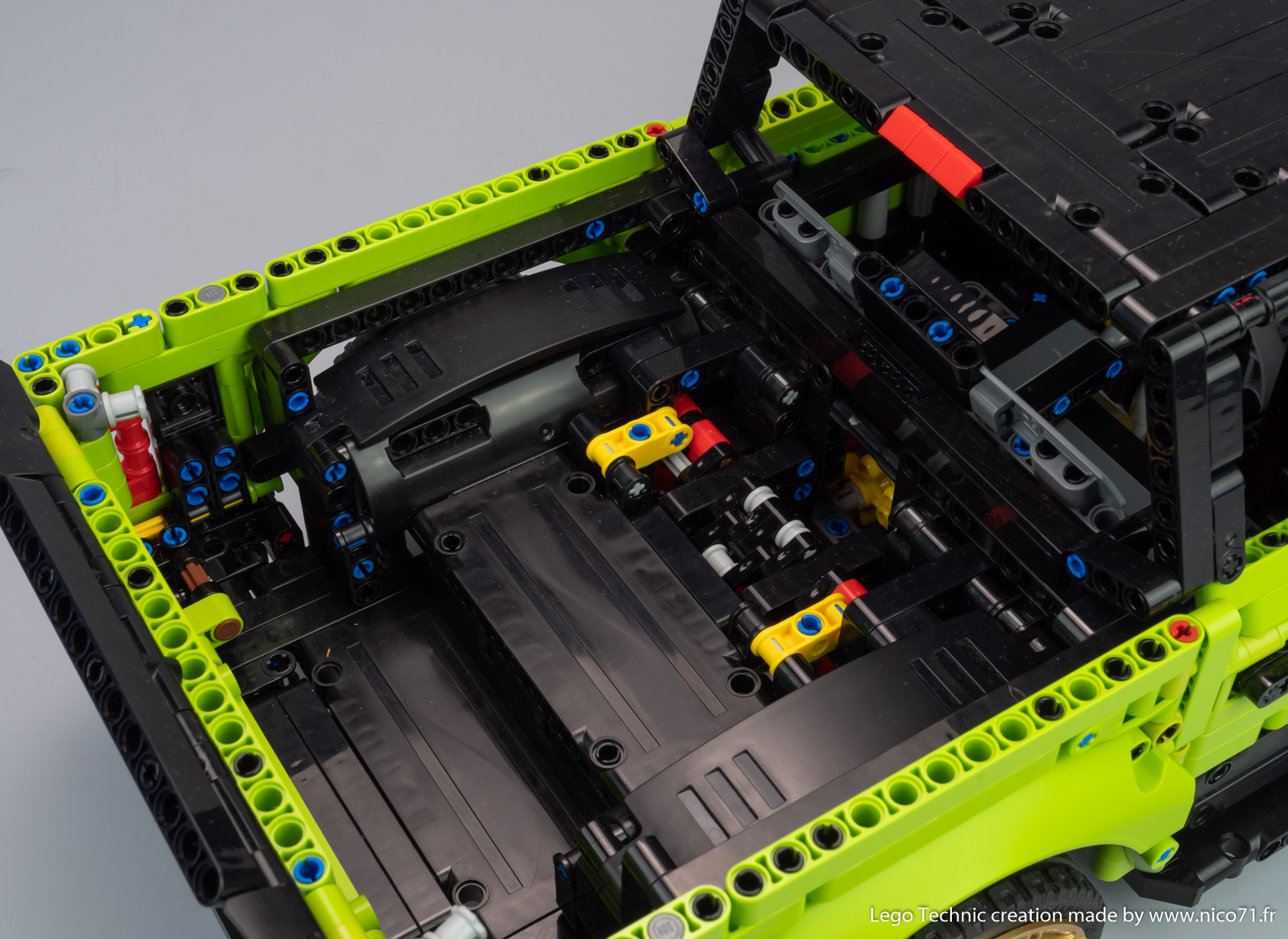 lego-42115-model-b-ford-f150-16.jpg