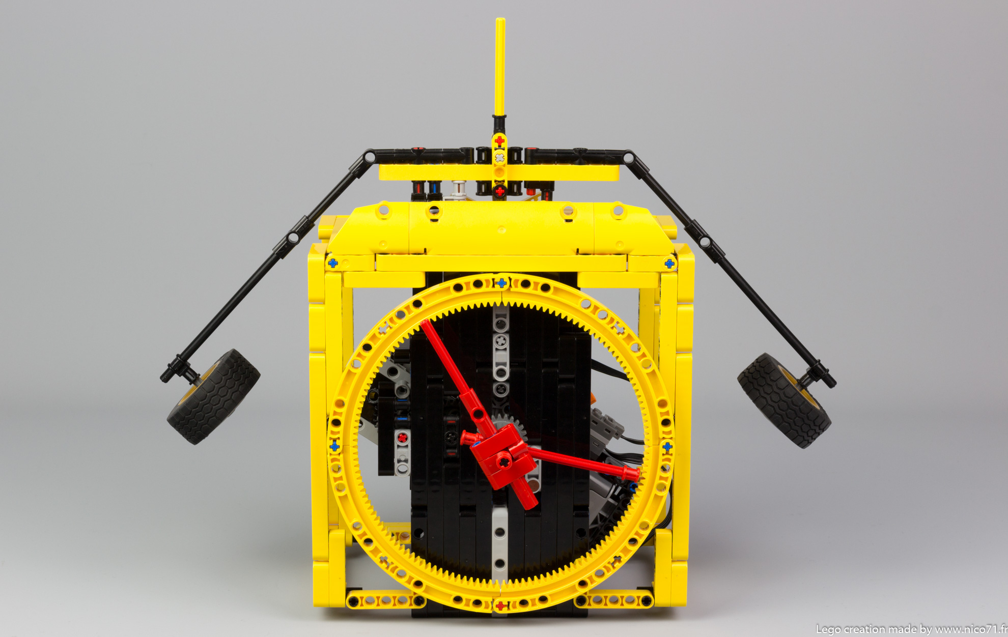 lego-technic-balance-clock-1.jpg