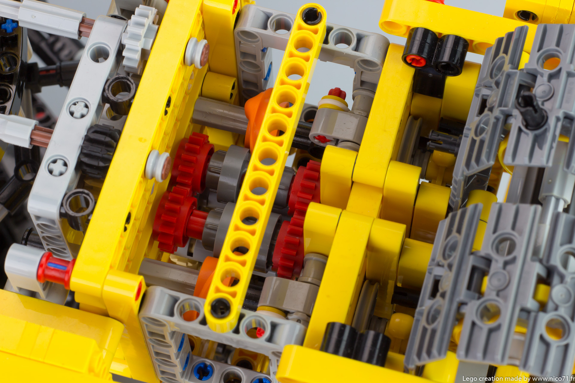 lego-technic-kumihimo-braiding-machine-10.jpg