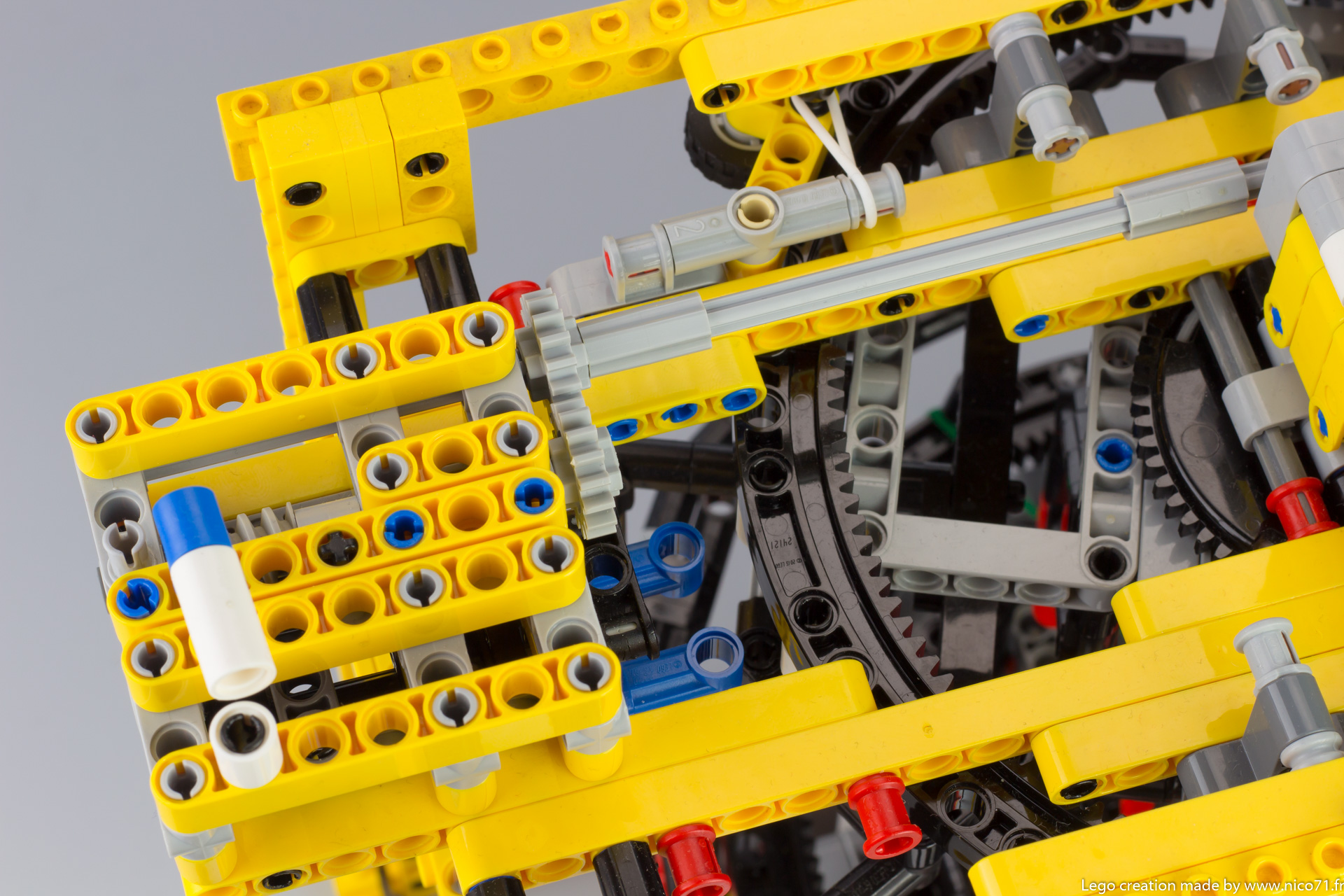 lego-technic-kumihimo-braiding-machine-12.jpg