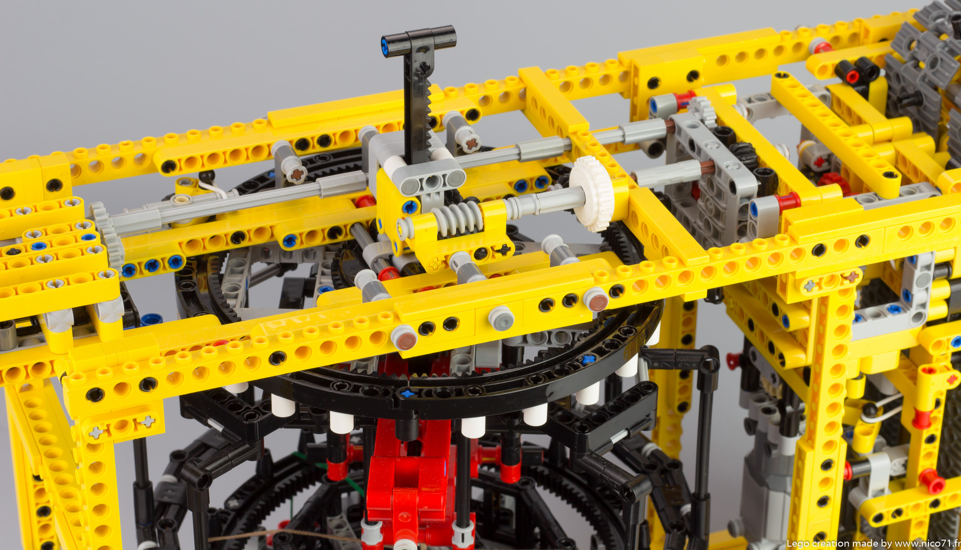 lego-technic-kumihimo-braiding-machine-13.jpg