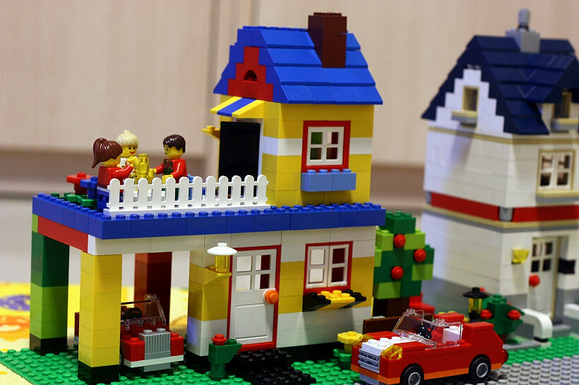 moc_yellow_house3_1.jpg