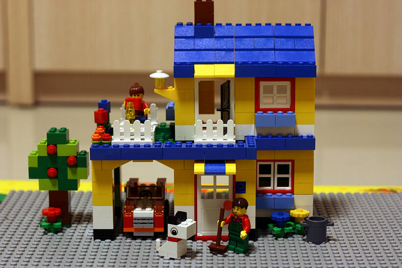 moc_yellow_house4_1.jpg