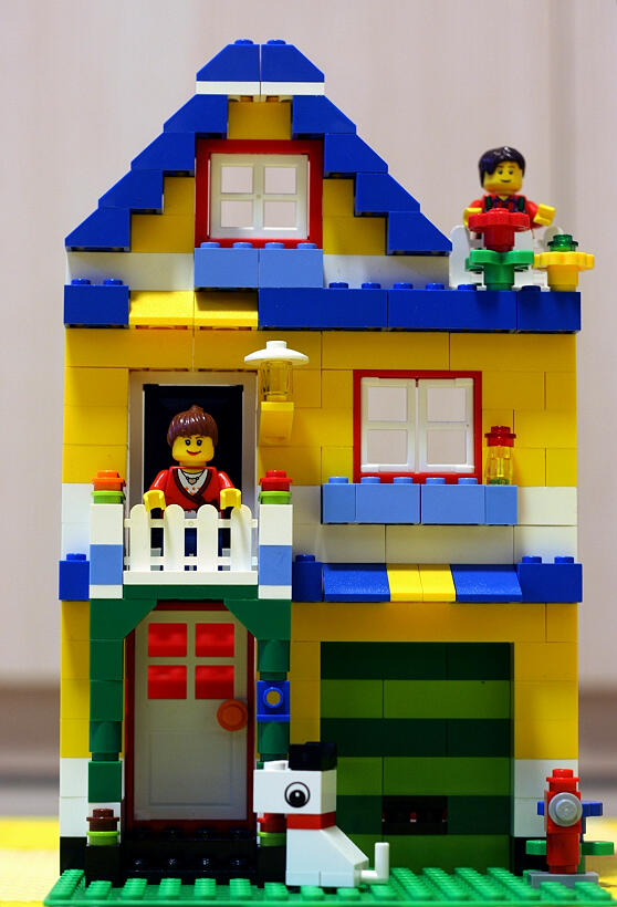 moc_yellow_house5_2.jpg