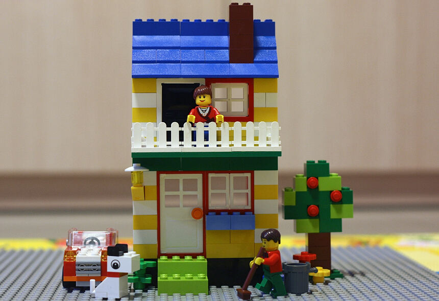 moc-yellow-house1.jpg