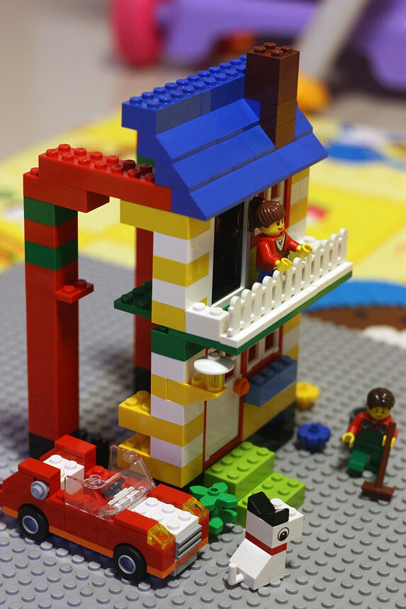 moc-yellow-house4.jpg