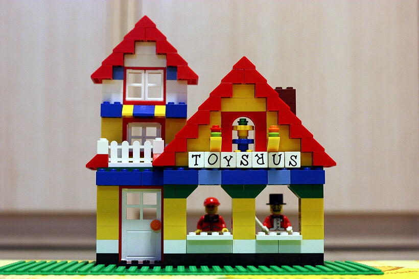 moc_toysrus1_1.jpg