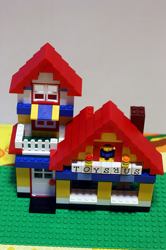 moc_toysrus1_2.jpg