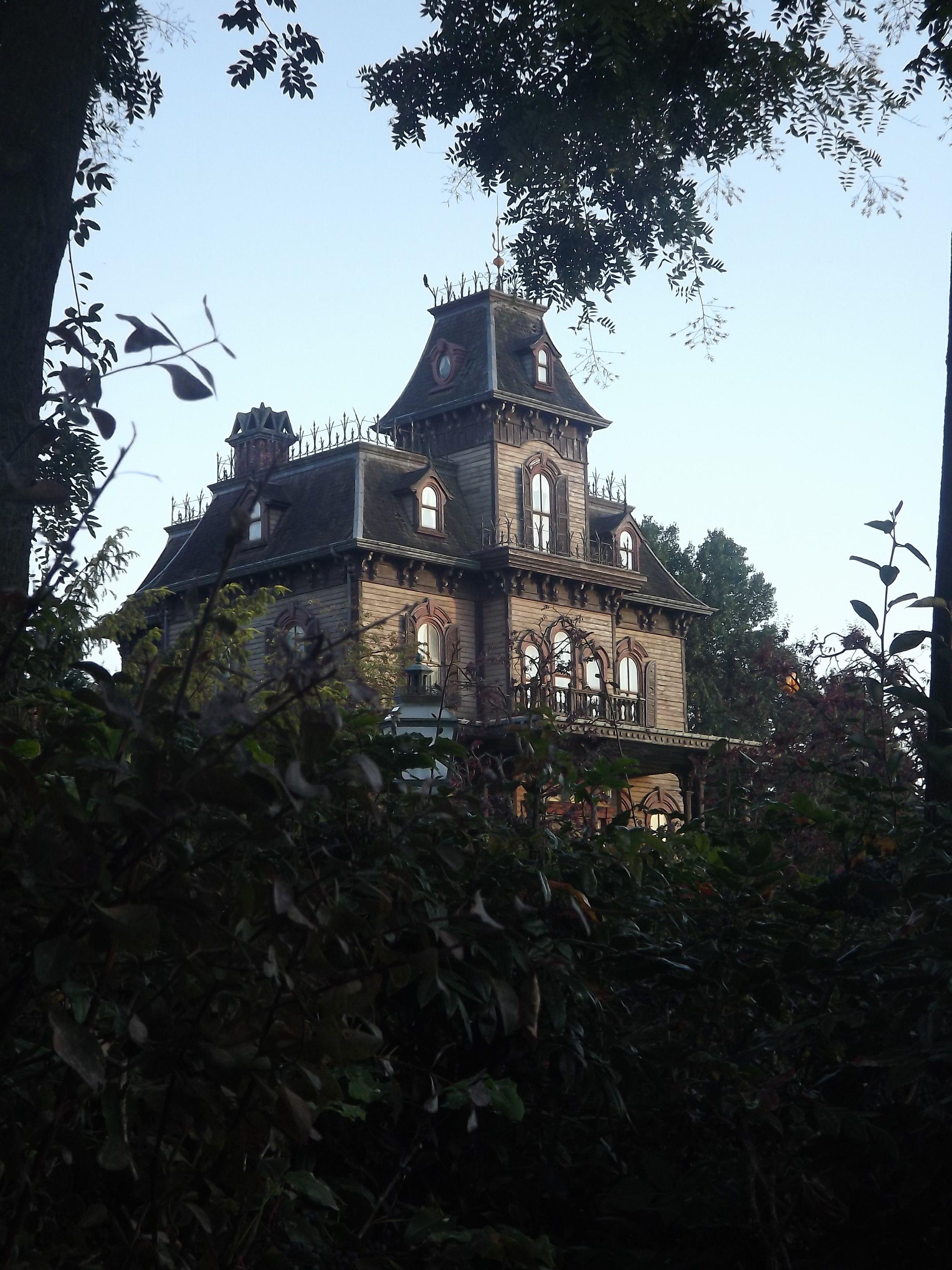 hh_phantom_manor_disneyland_paris_02.jpg