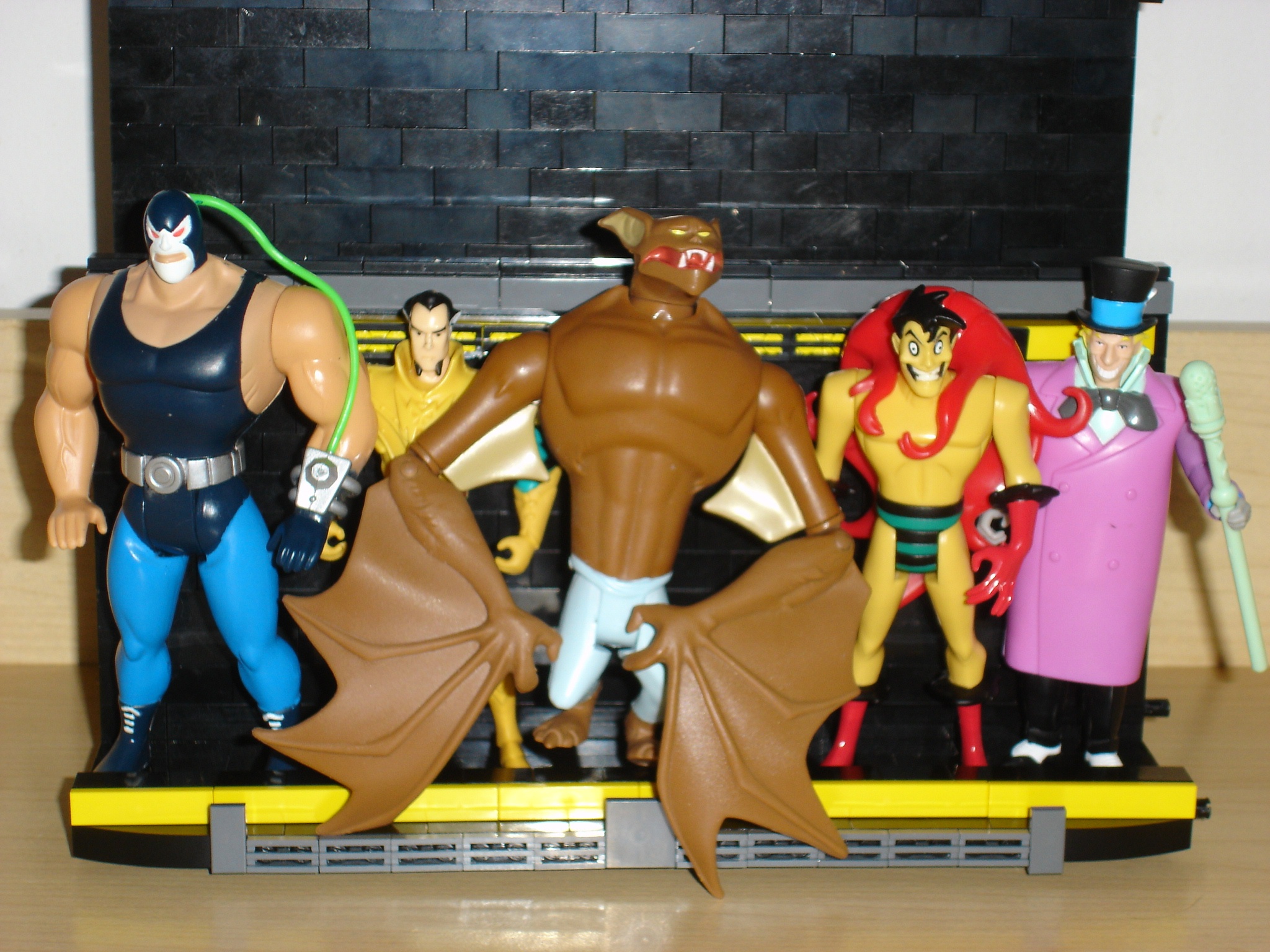 action_figure_display_bottom_shelf_figs.jpg