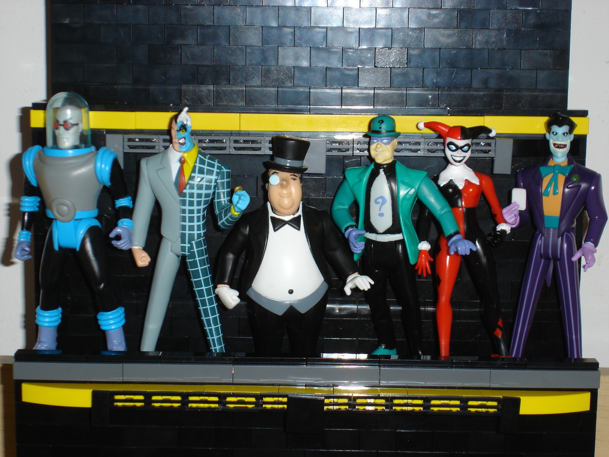 action_figure_display_middle_shelf_figs.jpg