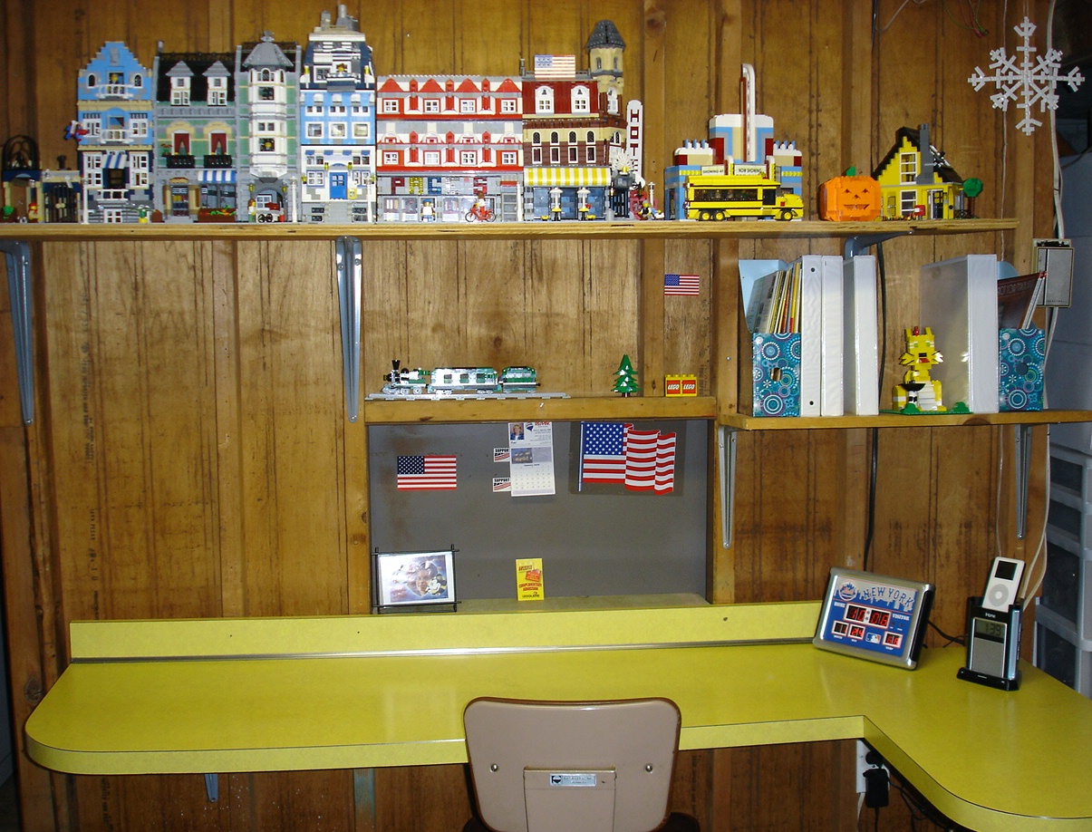 lego_station_desk.jpg