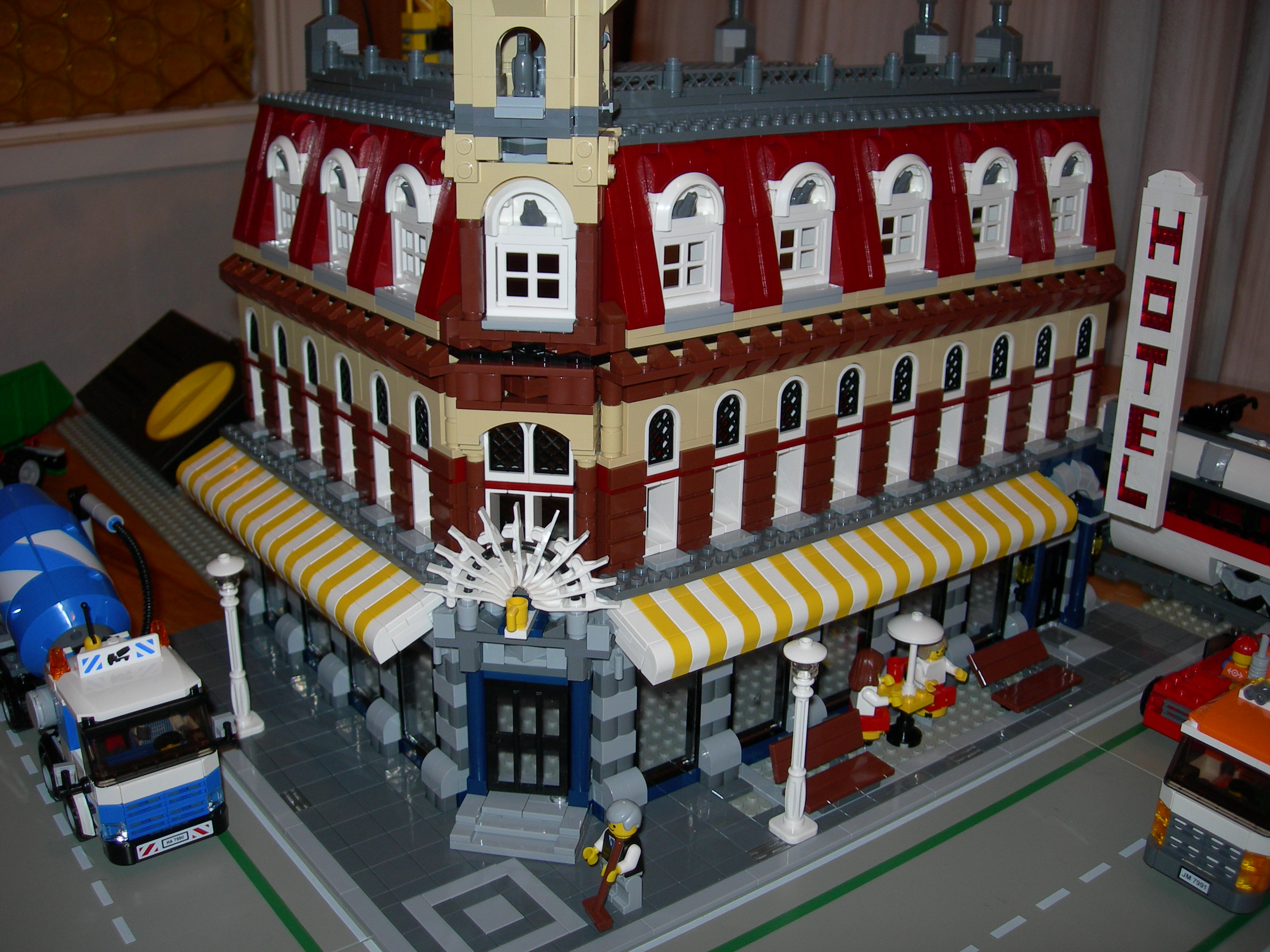 2_x_10182_corner_cafe.jpg