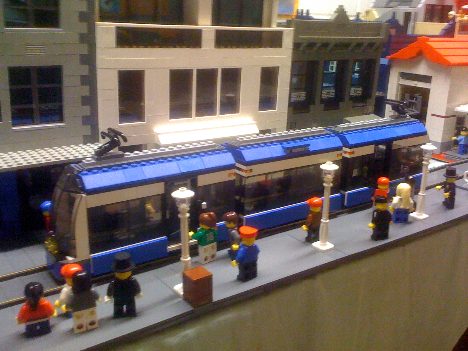8404_9v_tram_scene1.jpg