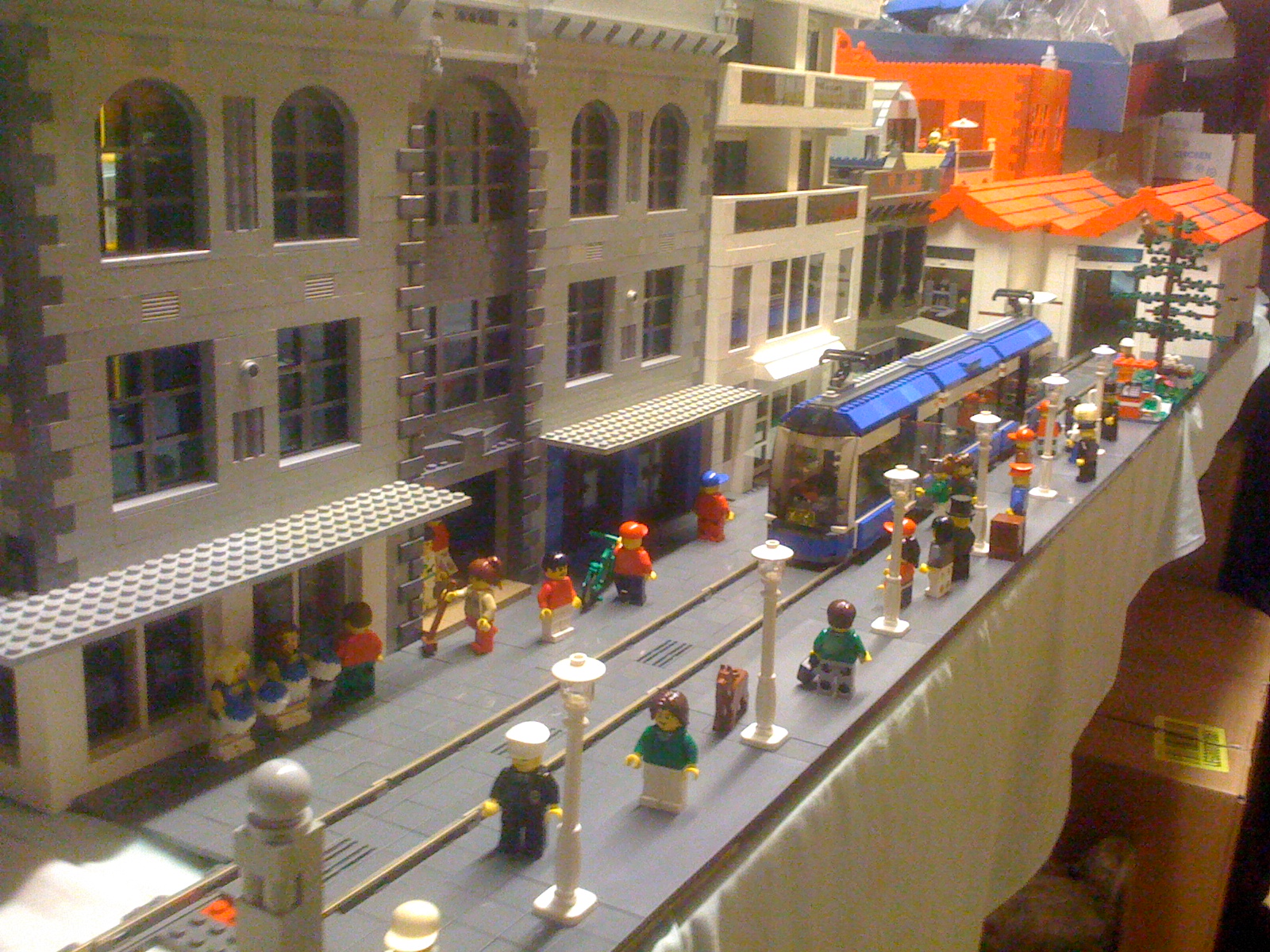 8404_9v_tram_scene2.jpg