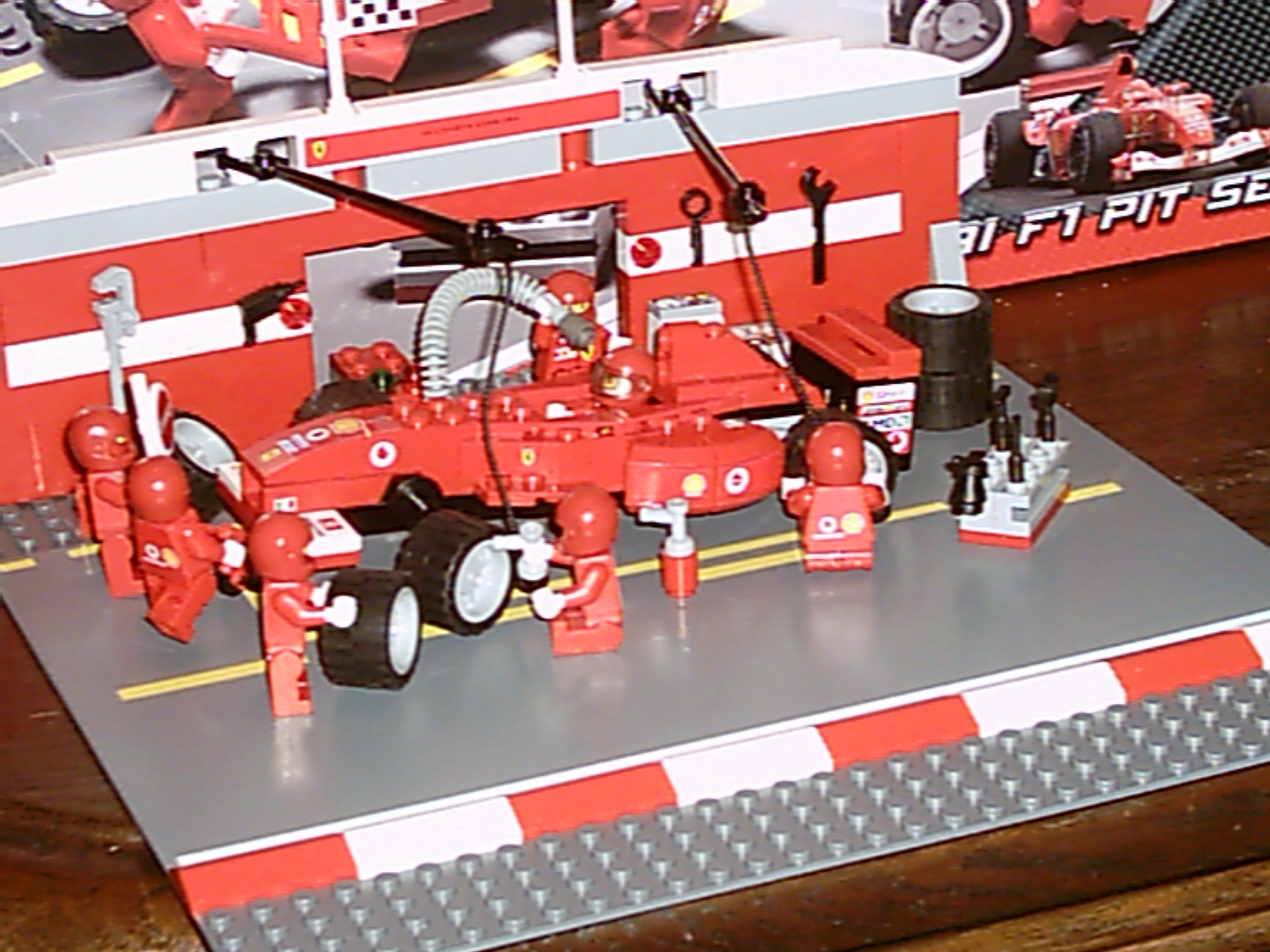 ferrari_f1_pit_set_8375_02.jpg