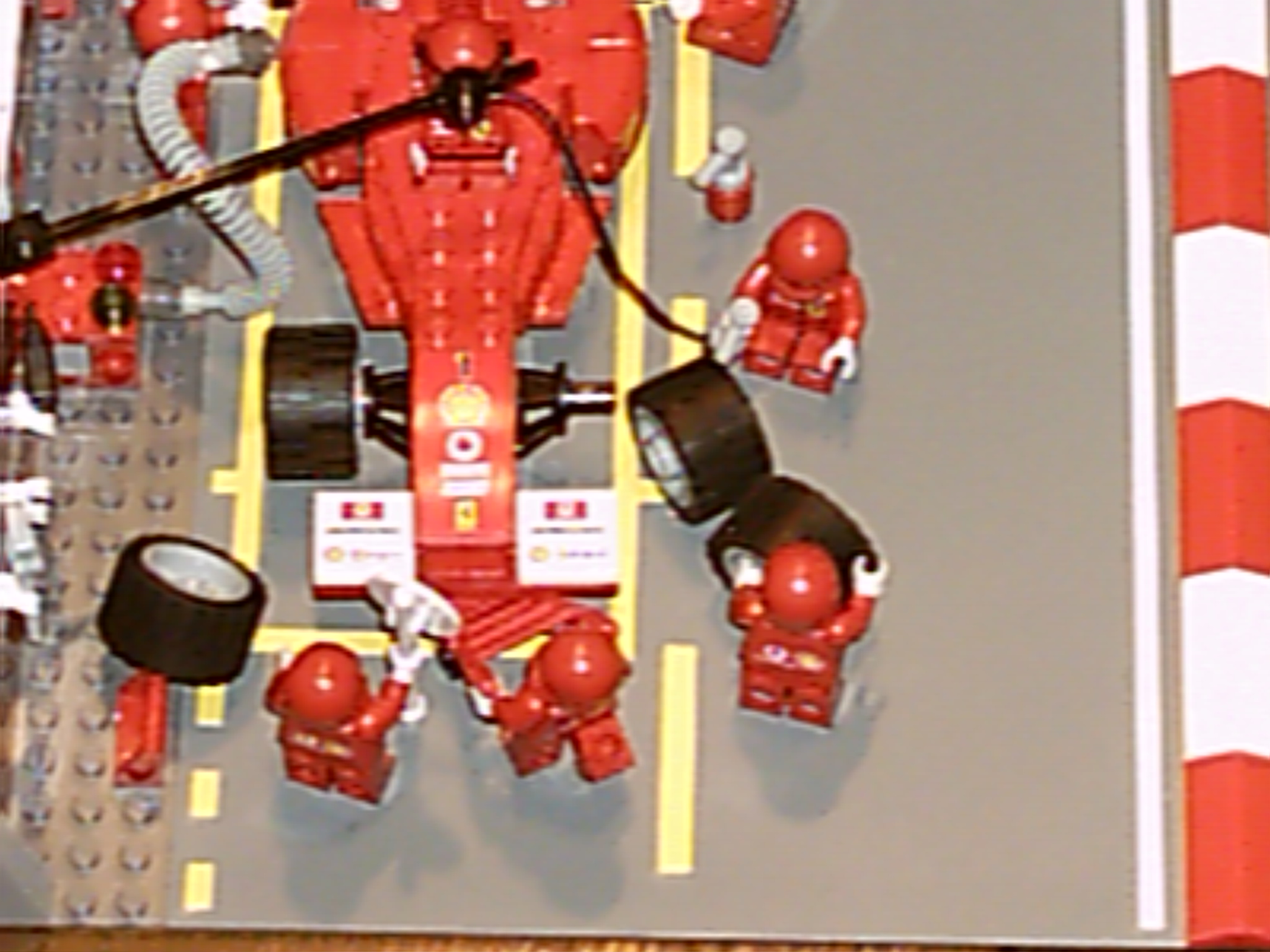 ferrari_f1_pit_set_8375_05.jpg