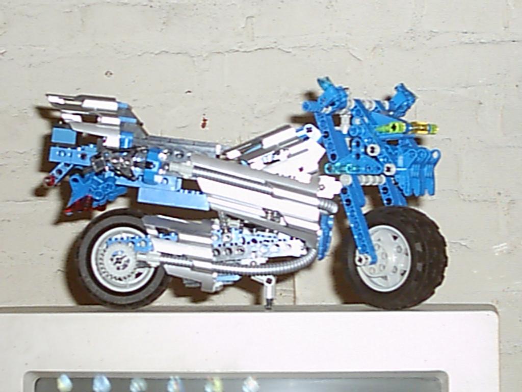 technic-race-motor-blauw000.jpg