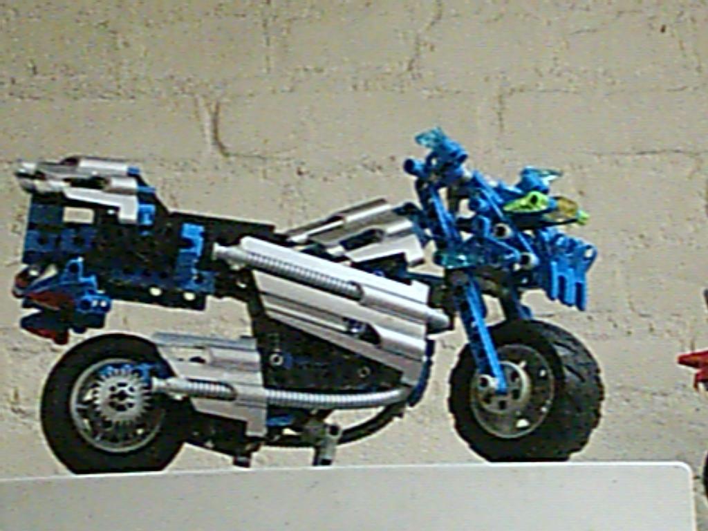 technic-race-motor-blauw005.jpg